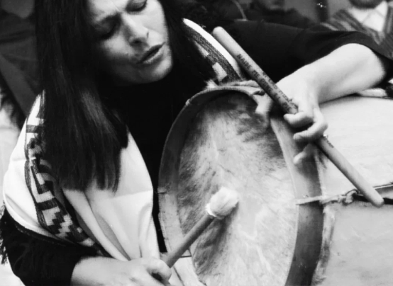 Realizan hoy una serenata en Radio Nacional en repudio a los dichos de Enzo Ferreira contra Mercedes Sosa